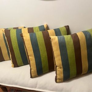 NWOT Set of 4 Outdoor Arden pillows 17”/17”